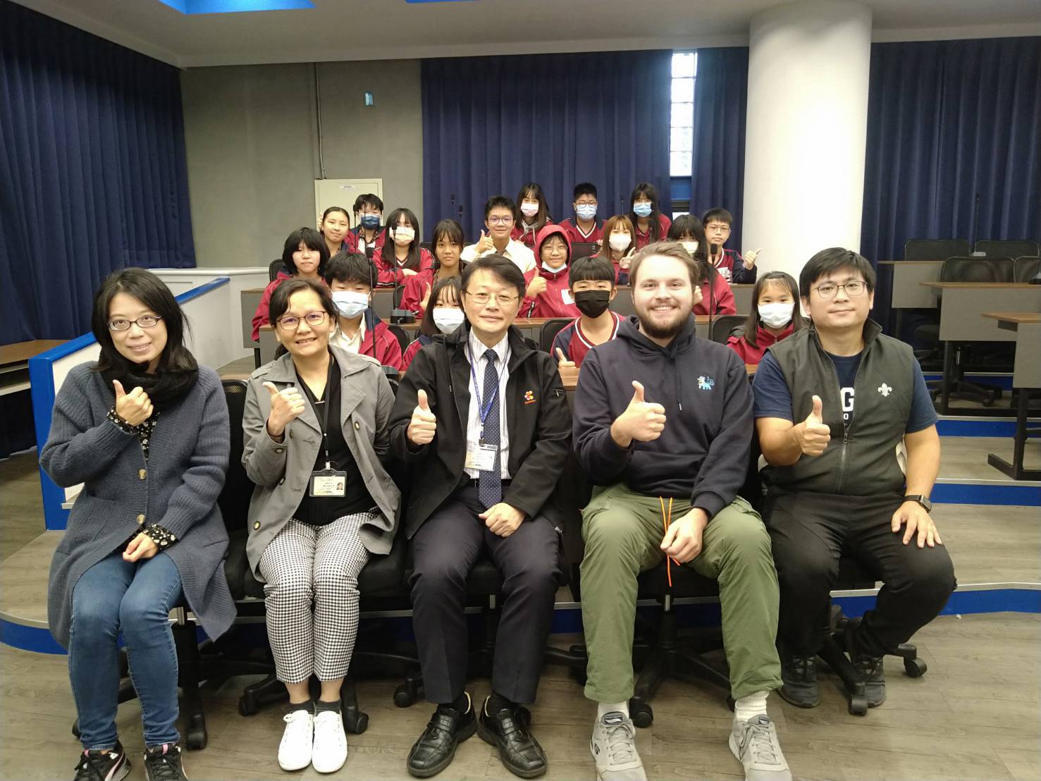 111學年度國中部英文演講比賽全體合照