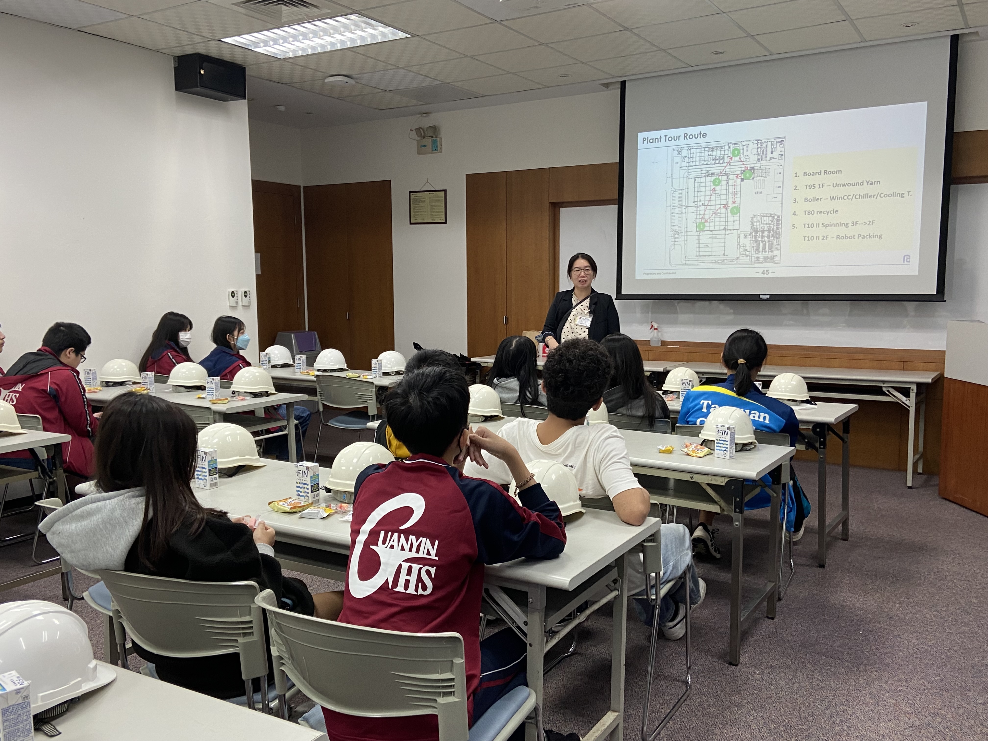 元智大學工業工程與管理學系周金枚副教授，向學生說明本活動安排的用意。