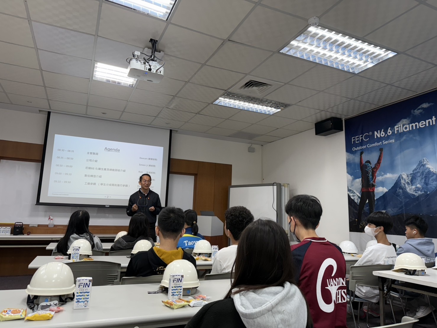 遠東先進纖維股份有限公司宋廠長，歡迎本校師生參訪，並鼓勵學生開拓學習視野、規劃自己職涯。