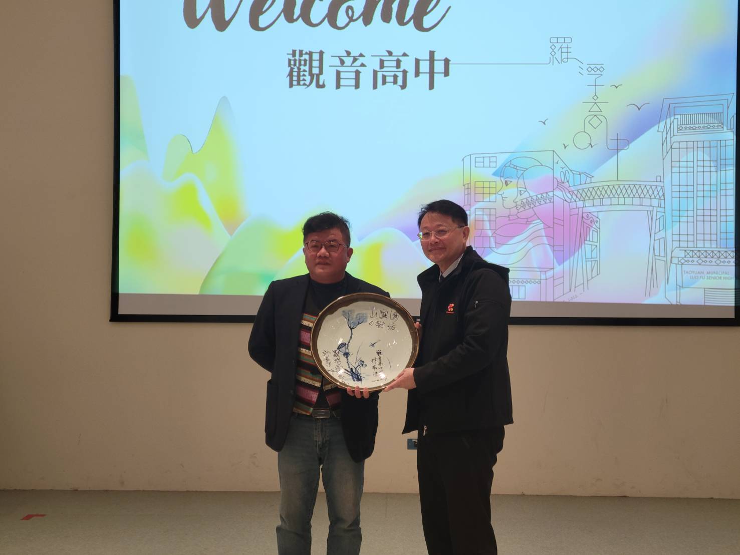 兩校校長互贈紀念物