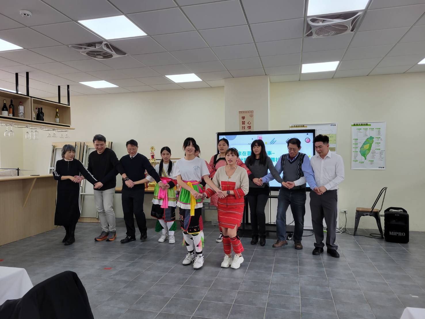 校長與家長會長與羅浮高中辛苦的同學們一同合影