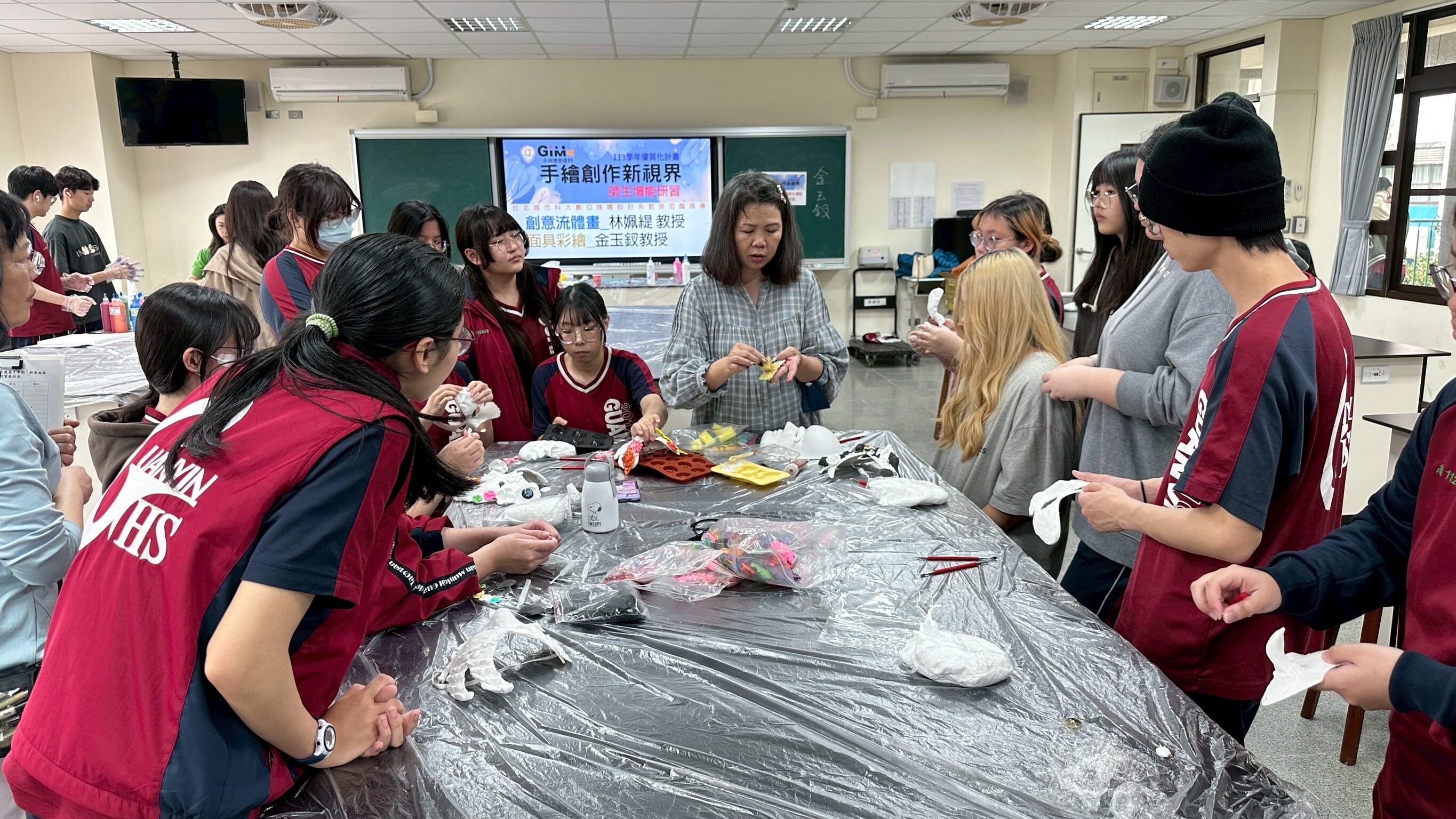講師進行實作指導