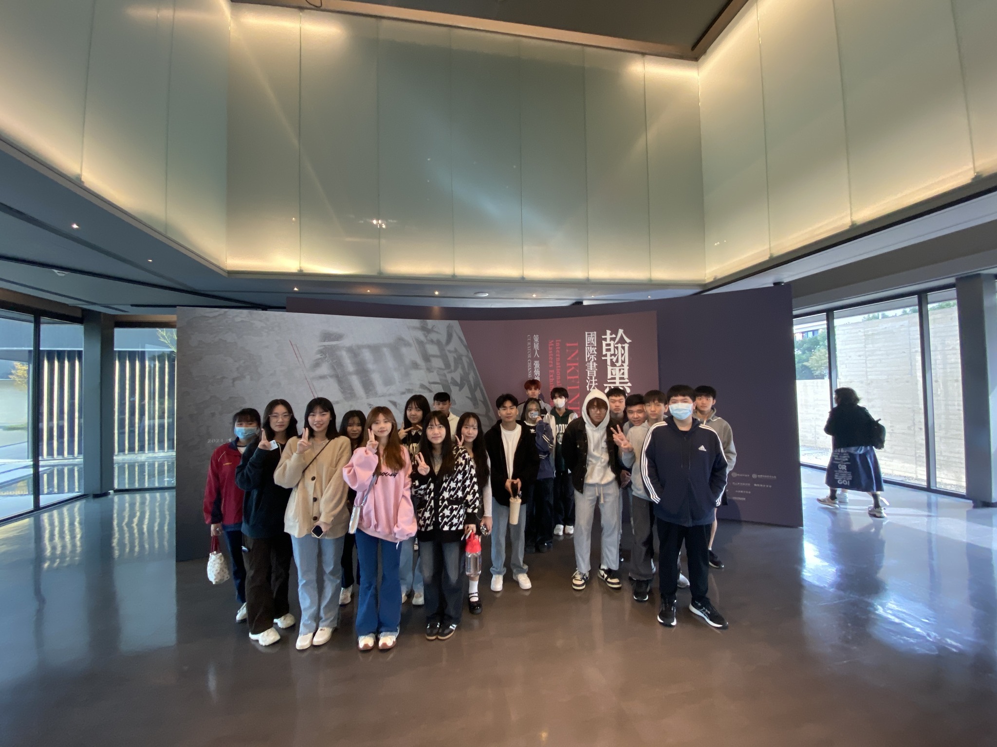 高三同學在展場與本次展覽會場主視覺合照